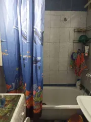 Квартира 45.4 кв.м в Саратове по адресу ул. Ипподромная, дом 8, кв. 102. Назначение: жилое. Кадастровый номер: 64:48:040440:1677. Находится в долевой собственности, размер доли: 1/5. Сделка подлежит регистрации у нотариуса.