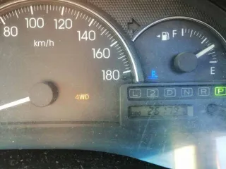 Toyota Ipsum 2001 года, 160 л.с., пробег 261797 км, АКПП. Цвет серый. Кузов АСМ260001992. Состояние: сгнившие пороги, кузов по днищу гнилой, задняя дверь гнилая, капот, решётка радиатора и передний бампер после удара, повреждён пластик салона, отсутствует задний редуктор привода и кардан.