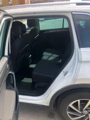 Volkswagen Tiguan, 2018, белый, VIN: XW8ZZZ5NZKG215668. Проблемы с кузовом и лакокрасочным покрытием (последствия ДТП): многочисленные сколы и повреждения ЛКП, вмятины (бампер передний, бампер задний, капот, крыша, задняя левая дверь, заднее правое крыло, правая передняя дверь). Левая сторона…