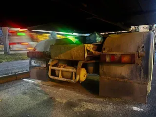 Scania 113 1992 года. Грузовой седельный тягач. На ходу или нет — неизвестно. Дефекты ЛКП, ржавчина, течь воды в салон, масляное запотевание в районе гидроцилиндра подъема кабины. Более подробное техническое состояние выясняйте самостоятельно в ходе осмотра.