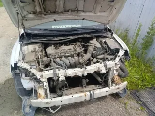 Toyota Corolla 2008 автомобиль марки "Тойота Королла", г/H А977 СЕ27,2008 г.в., белого цвета, б/у, номер кузова JTNBV58E90J058444, отсутствует передний и задний бампер, отсутствует передние фары габариты, задние фары, боковые зеркала, номера сняты, радиатор, решетка радиатора отсутствует.