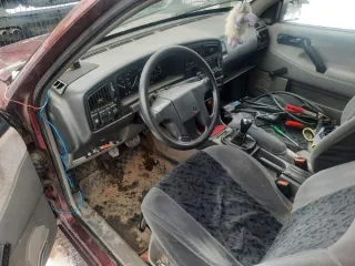 Автомобиль Volkswagen Passat, 1991 г.в., г/н М161КО44, VIN WVWZZZ31ZME090582 (Реализация по прямому назначению). Цвет красный, глубокая коррозия металла, в том числе и сквозная , в области колесных арок, порогов, понизу всех дверей, на двери багажника, на заднем левом крыле (в области задней левой…