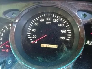 Toyota Kluger, 2001. Автомобиль марка «TOYOTA KLUGER», 2001 г.в., г/н Е900СО75, номер кузова (прицепа): MCU25-0044260. Цвет белый. ПТС отсутствует. Левая пассажирская двери имеет повреждения от механического воздействия, по периметру ТС имеются сколы лакокрасочного покрытия. Вид транспорта…