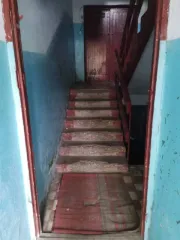 Доля 1/3 в комнате 18,2 м² по адресу: Россия, Республика Коми, г. Сыктывкар, пгт. Краснозатонский, ул. Ломоносова, дом 50, комната 125, кадастровый номер: 11:05:0401011:1118. В ЕГРН имеется непогашенная ипотека в пользу физического лица; возможна регистрация несовершеннолетних.
