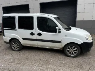 Fiat Doblo 2010 автомобиль Fiat Doblo, год выпуска 2010, VIN XU3223000AZ306505, цвет белый, пробег 266555 км Автомобиль в удовлетворительном состоянии. Эксплуатационные дефекты на кузове в виде незначительных повреждений ЛКП Пробег: 266555 Вид транспорта: легковой автомобиль Объем двигателя: Год…