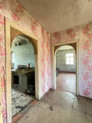 Жилой дом площадью 41.8 кв. м по адресу: Кемеровская область, г. Прокопьевск, ул. Демьяна Бедного, д. 9. Кадастровый номер: 42:32:0102005:12672. Земельный участок, на котором расположен дом, не входит в состав продажи и не принадлежит продавцу на праве собственности.