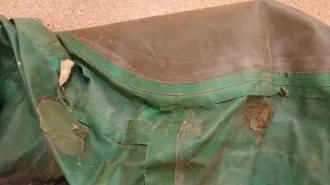 Надувная лодка Monsoon зеленого цвета с сиденьем, имеются заплатки на корпусе - 1 шт. Надувная лодка с двумя веслами и сиденьем в непрозрачном белом мешке, с многочисленными заплатками - 1 шт. Надувная лодка марки Monsoon двухместная, в комплекте: чехол черного цвета, два складных весла, одно…