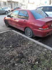 Mitsubishi Lancer, 2005 года, 75 лс, 200000 км, АКПП, VIN: JMBSRCS3A6U004057. Совместно нажитое. Автомобиль на ходу, нет аккумулятора и сигнализации, двигатель работает плохо. На передней двери и пороге незначительные вмятины и царапины. Спереди зимние шины, сзади летняя резина, коробка передач…