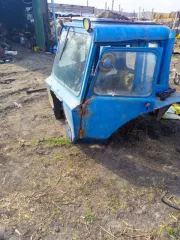 Трактор МТЗ-80Л 1992 года, синий. Госномер 1907 КА 45. Заводской номер 235017. Состояние: необходим ремонт двигателя, ТНВД, КПП, заднего моста. Имеются сколы, царапины и очаги сквозной коррозии. Возможны другие скрытые неисправности.