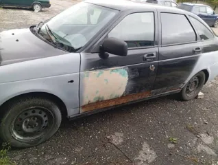 ЛАДА ПРИОРА 2008 года выпуска. VIN: XTA21723080002957. Цвет кузова: сине-черный. Автомобиль после ДТП. Имеются следы сквозной коррозии.