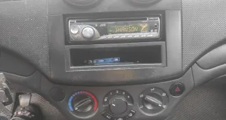 Chevrolet Aveo, 2007. Транспортное средство: Шевроле Авео, ГРЗ В145ХВ82, 2007 года выпуска, идентификационный номер KL1SF69YE8B093395, цвет: черный, мощность двигателя 63,3 (86) кВт (л.с.). Транспортное средство на ходу, по кузову имеются царапины. Машина стоит по адресу: г. Ялта, ул. Батурина, д…