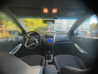 Hyundai Solaris 2013 года, VIN Z94CU51DADR073589. Автомобиль находится в залоге у ПАО «Совкомбанк».