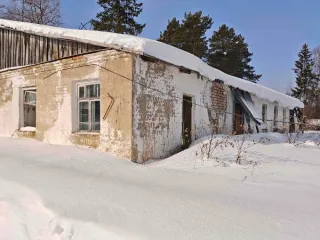 Нежилое здание с земельным участком назначение: нежилое, количество этажей-1, общая площадь 328,8 кв.м., фундамент бутовый ленточный, стены кирпичные, перекрытия деревянные, крыша шифер, полы дощатые с окраской, вид разрешенного использования: нежилое здание для хранения и переработки…