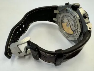 Наручные часы «Audemars Piguet Royal Оаk 0ffshore ref. 26470st.oo.a801cr.01», корпус ромбовидный, из металла серебристого цвета, ремешок из материала черного цвета с замком из металла серебристого цвета. На оборотной стороне: штампованная надпись «ROYAL OAK OFFSHORE», «№ 0191», «I 20350», б/у…