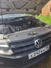 Volkswagen Amarok, 2011 года, 163 л.с., АКПП. Транспортное средство: автомобиль Volkswagen 2H Amarok, год выпуска: 2011, VIN: WV1ZZZ2HZCA004848, регистрационный знак: Х 392 КН 19, цвет белый. Неисправен двигатель, следы коррозии на кузове, вмятины на капоте.