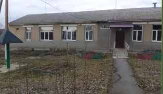 Нежилое здание детский сад 249,1 кв.м, погреб 13,3 кв.м, уборная 1,1 кв.м, сарай 30,3 кв.м, летняя кухня 39,8 кв.м, земельный участок 3980 кв.м, Нежилое здание (детский сад), кадастровый номер 61:21:0080401:1108; 1.1. Нежилое здание (детский сад) площадью 249,1 кв. м, кадастровый номер…