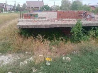 Незавершенный многоквартирный дом (17% готовности) и участок 1937 м², Краснодарский край. Объект незавершенного строительства, проектируемое назначение – многоквартирный дом, степень готовности объекта незавершенного строительства 17%, кадастровый номер 23:48:0000000:167, площадь застройки…