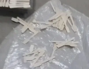 Заготовки деревянных столовых приборов из березы из лущенного шпона, штампованные, необработанные, нешлифованные, несортированные в мешках. Шпон лущенный, размерами 415*53*2 мм., из древесины лиственных пород - березы (betula) по степени обработки нестроганный, нешлифованный, не сращенный…