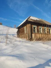 Жилой дом, площадь 27.7 кв.м., адрес: Россия, Челябинская обл., Ашинский р-н, г. Сим, ул. Школьная, дом 8, кадастровый номер: 74:03:0801041:2. Земельный участок, площадь 900 кв.м., адрес: Россия, Челябинская обл., Ашинский р-н, г. Сим, ул. Школьная, дом 8, кадастровый номер: 74:03:0801022:1.