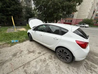 Opel Astra 2012 года, 115 л.с., пробег 300000 км, АКПП. VIN: XUFPD6DD6C3072737. Автомобиль находится в Тюмени по адресу: ул. 30 лет Победы, 96 (во дворе). ТС не на ходу. Вин-номер на кузове не читается. Имеются запреты регистрационных действий.
