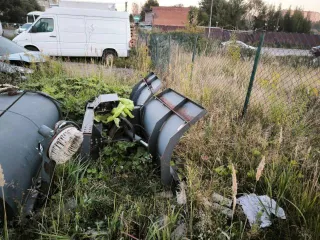 Мини-погрузчик Bobcat S850 заводской номер ACSL11164 Навесное оборудование щетка с бункером Sweeper Bucket 84 серийный номер А00А01354 снегоуборочный отвал V-Blade 84 серийный номер 084001021 угловая метла Angle Broom 84 серийный номер 231416282