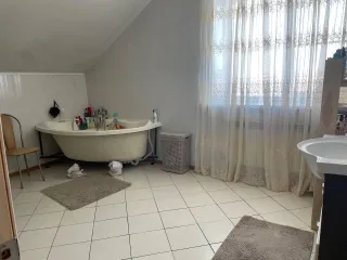 Жилой дом общей площадью 333,6 м² и земельный участок площадью 808 м² расположены по адресу: Челябинская область, Советский район, г. Челябинск, п. Смолино, ул. Октябрьская, д. 18. Кадастровый номер дома: 74:36:0414011:533, участка: 74:36:0414011:6. Ознакомление с имуществом возможно по…