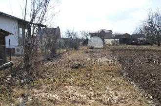 Земельный участок 133 кв.м Московская область по адресу: Московская область, г. Домодедово, с. Лямцино. Общая долевая собственность, 1\2 (50:28:0080102:1225-50/414/2025-2 17.03.2025), площадь 133 кв.м +/- 4. Свидетельство о праве наследства по закону, № 50/1-н/50-2018-4-330, выдано 18.07.2018 г…