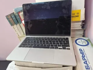 iPhone 16 Pro Max желтого цвета и MacBook Air Apple V2 серебристого цвета. Состояние б/у.