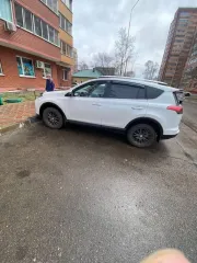 Toyota RAV4 2018 года, цвет Белый Перламутр. VIN: XW7RDREV20S037035, госномер Е352УК28. Модель двигателя 3ZR, бензиновый, номер C322783, мощность 146 л. с. / 107 кВт, объем 1987 куб. см. Кузов XW7RDREV20S037035, максимальная масса 1645 кг.