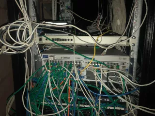 Сервер (3 поз.), 
Сервер DL180G6 (2 поз.), 
Сервер HP ProLiant ML350, 
Пплатежный терминал «Стандарт» АПП-1, 
Коммутатор J8151A, 
Маршрутизатор, 
Жесткие диски очищены от информации, 
г. Пермь