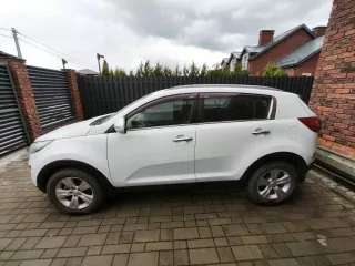 KIA Sportage. VIN: XWEPC811AD0008214. Категория B. 2012 год. Кузов: XWEPC811AD0008214. Цвет: белый. Свидетельство о регистрации ТС 61 03 172770. Госномер: A988РХ161. Пробег: 334064 км. Залогодержатель: ООО "ПКО" "НБК" (АО).