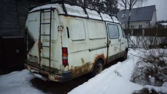 ГАЗ 2705, 2002. Автомобиль ГАЗ, модель: 2705, год изготовления: 2002 г.в., VIN: ХТН27050020242987, г.р.з. Т647УЕ47, вид собственности – совместная с супругом Арефьевым А.А. Автомобиль в неудовлетворительном состоянии, не находу, имеет сквозную коррозию металла по всему кузову, некомплектен…