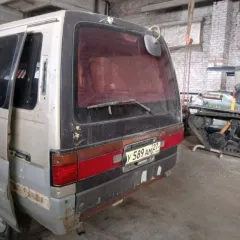 Nissan Caravan, 1982 года, 85 лс, 150000 км, номер кузова ARME24015541, гос. номер У589АМ27. Техническое состояние транспортного средства: не на ходу, не исправна автоматическая коробка передач, двигатель требуется ремонт; по кузову многочисленные следы сквозной коррозии.