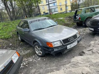 Автомобиль Audi 100, государственный регистрационный знак О841КР51, 1992 года выпуска, серого цвета, VIN: WAUZZZ4AZPN044675. Ключ зажигания в наличии, СТС и ПТС отсутствуют. Передний бампер имеет многочисленные трещины и сколы, отсутствует нижняя часть. Задний бампер разбит, оторвана левая сторона…