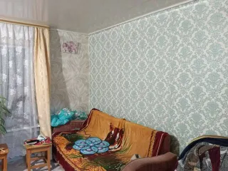 Продается 1/4 доля квартиры площадью 40.1 м² и 1/3 доля земельного участка площадью 1400 м², расположенных по адресу: Томская область, Молчановский район, село Молчаново, улица Юбилейная, дом 10, квартира 2. Кадастровый номер квартиры: 70:10:0101003:699, участка: 70:10:0101003:341.