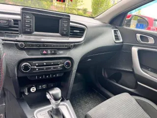 KIA Ceed 2019 года, VIN XWEH4816BK0001072, госномер У588ОХ799. Желтый цвет (в пленке), состояние удовлетворительное (после такси). Находится в залоге у ПАО Банк Зенит.