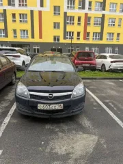 Opel Astra 2011 года, 116 л.с. VIN: XWF0AHL08B0008963, цвет черный, регистрационный номер С603СЕ96. Имеются потертости и царапины на лакокрасочном покрытии. Требуется химчистка салона.