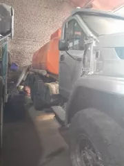 Автомобиль Урал Автотопливозаправщик 5881N8, 2016 года выпуска, цвет – серый, государственный номер Е128ЕР28, идентификационный номер (VIN) X895881N8G1CE2013, номер шасси (рамы) X1P555700G1408551, номер двигателя G0024104, мощность двигателя – 285 л.с. (потертости на бамперах, спущена резина на…