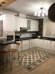 Апартаменты 93.8 кв.м Сочи. Адрес: г. Сочи, Адлерский район, ул. Ленина, 217а. Кадастровый номер: 23:49:0402008:1211. Апартаменты с продуманной планировкой в Жилом Комплексе «Орхидея Парк». 100 метров до моря. Выполнен качественный ремонт, установлена вся необходимая мебель и техника. Комплекс…