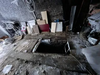 Гаражный бокс 22,5 кв.м, Новосибирск. Помещение нежилое, с кадастровым номером 54:35:071001:2845 площадью 22,5 кв.м., по адресу: Новосибирская обл., г. Новосибирск, ГСК «Berezovaya Roshcha-2», гаражный бокс 2290. Имущество находится в собственности супруги должника, является совместно нажитым.