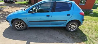Peugeot 206, год изготовления: 2000. Легковой автомобиль, марка: Peugeot, модель: 206, год изготовления: 2000, цвет: синий, VIN: VF32AKFXP40765515, ПТС: 50РМ983908, г/н: Н359АР790, мощность двигателя, л. с. (кВт): 75 (55). Обращаю внимание, что автомобиль имеет внешние признаки износа. На кузове…