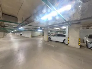 Машино-места 369А и 369Б общей площадью 26,7 кв. м по адресу: г. Москва, ул. 3-я Нововатутинская, д. 4. Кадастровые номера: 77:17:0140116:22792, 77:17:0140116:22793.