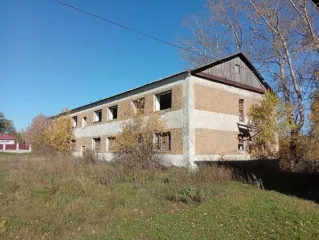 Нежилое здание интерната общей площадью 686.4 кв.м и земельный участок площадью 1750 кв.м. Кадастровый номер здания: 22:14:060101:976, кадастровый номер земельного участка: 22:14:060101:189. Расположены по адресу: Российская Федерация, Алтайский край, Змеиногорский район, с. Карамышево, ул…