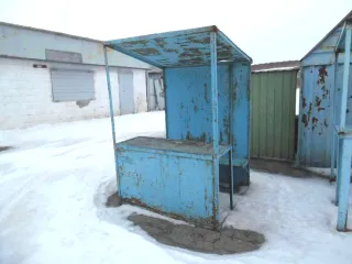 Торговые прилавки 44 штуки, киоски открытые 11 штук. Ознакомление с имуществом осуществляется по заявке по тел. 89048159915 или эл. адресу: chesaserg@mail.ru.