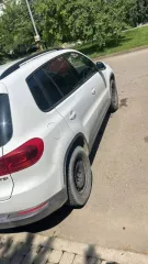 Автомобиль марки Volkswagen модель Tiguan 2014 г.в. VIN-номер XW8ZZZ5NZFG105142, потертости, ржавчина, царапины.