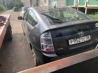 Toyota Prius 2007 года, госномер Р952ТС36, VIN JTDKB20U573253275, синий цвет. Имеются повреждения ЛКП по всему кузову, вмятины с деформацией задней правой двери и крыла, трещины переднего и заднего бампера с нарушением ЛКП. Ключи и документы отсутствуют.