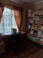 Здание администрации 257.7 кв.м и земельный участок 1104 кв.м. Вологодская область, Кичменгско-Городецкий муниципальный район, сельское поселение Городецкое, с. Сараево, ул. Центральная, д. 25. Кадастровый номер здания: 35:17:0201025:83, земельного участка: 35:17:0201025:69. Состояние…