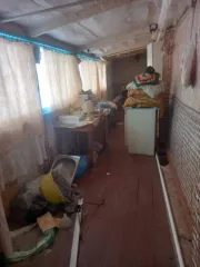 Жилой дом и земельные участки по адресу: Оренбургская область, Шарлыкский район, село Ратчино, улица Советская, дом 33. Площадь дома 36.2 кв. м. Площадь первого земельного участка 1154 кв. м, площадь второго земельного участка 1601 кв. м. Общая площадь земельных участков 2755 кв. м. Вид…