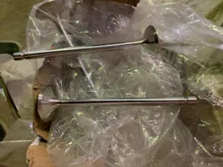 Компоненты, поставляемые в качестве сменных (запасных) частей для послепродажного технического обслуживания автотранспортных средств радиатор печи автомобильный (артикул ZMS6171-72026-M) крепления ножей редуктор диски сцепления плита шарико-винтовая передача, каретка шкворень клапан впускной…