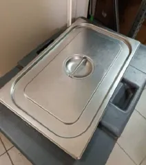 Гастроемкости нержавеющие с крышками: 15 шт. размером 530х325х40.